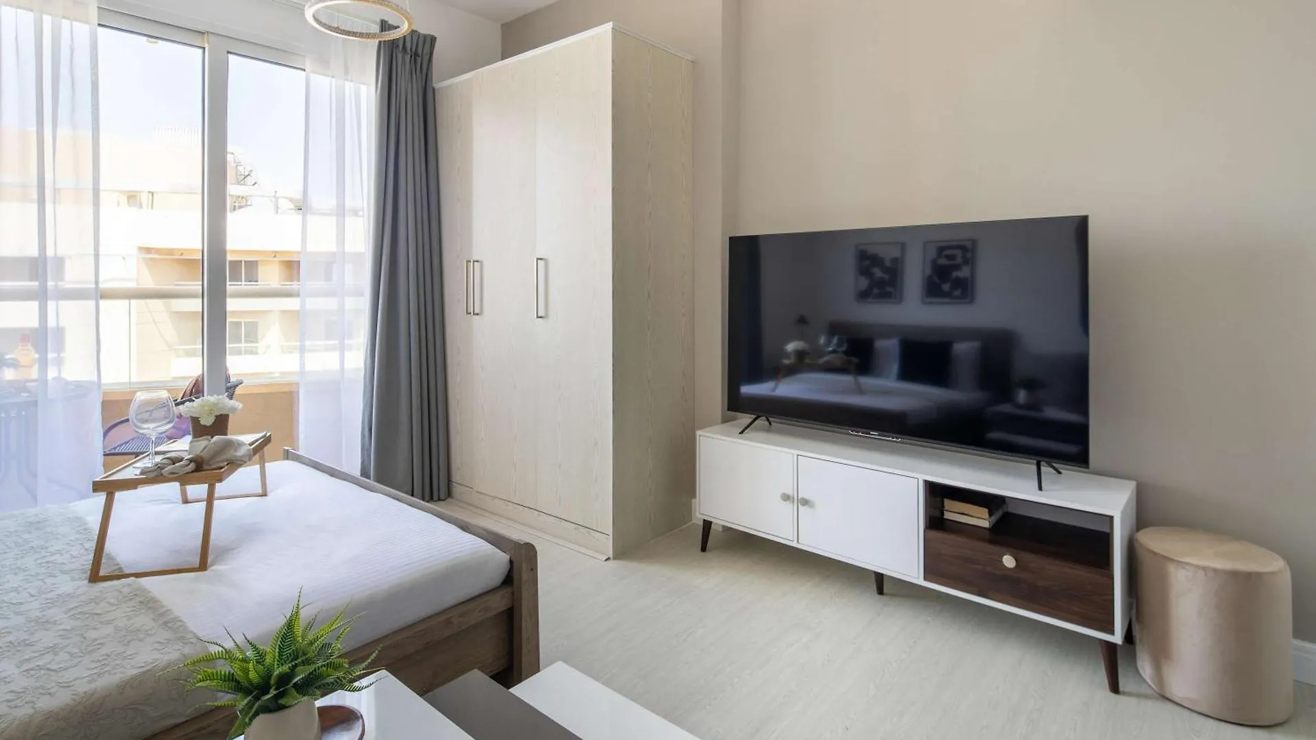 Frank Porter - Lakeside Tower C Dubaj Apartament